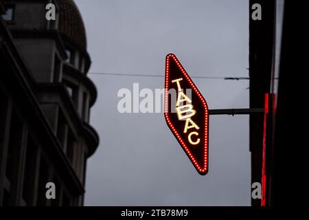 Paris, Frankreich. Dezember 2023. Illustration Tobacco Logo in Paris, am 4. dezember 2023. Foto: Alexis Jumeau/ABACAPRESS.COM Credit: Abaca Press/Alamy Live News Stockfoto