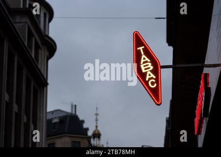 Paris, Frankreich. Dezember 2023. Illustration Tobacco Logo in Paris, am 4. dezember 2023. Foto: Alexis Jumeau/ABACAPRESS.COM Credit: Abaca Press/Alamy Live News Stockfoto