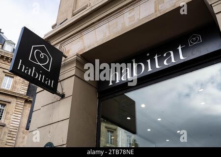 Paris, Frankreich. Dezember 2023. Abbildung des Fensters und des Logos des Möbelgeschäfts Habitat auf dem Platz der republik in Paris am 4. dezember 2023. Foto: Alexis Jumeau/ABACAPRESS.COM Credit: Abaca Press/Alamy Live News Stockfoto