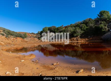 Ein Blick auf einen roten Abwasserteich in einer verlassenen Eisenerzmine auf Elba Stockfoto