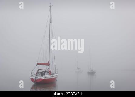 Yachten in the Mist Stockfoto