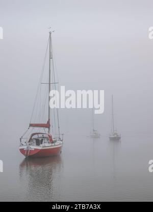 Yachten in the Mist Stockfoto