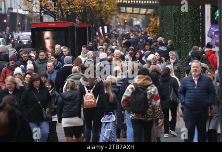 Die Oxford Street ist am ersten Wochenende im Dezember 2023 voller Weihnachtskäufer. Stockfoto