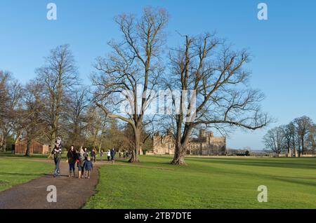 Boxing Day Hunt Meeting mit der Oakley Hunt auf dem Gelände von Castle Ashby House, Northamptonshire, Großbritannien Stockfoto