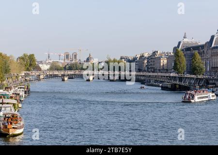Paris, Frankreich - 8. Oktober 2023 : Panoramablick auf die berühmte seine in Paris Frankreich Stockfoto