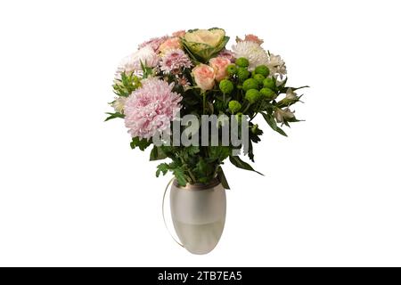 Blumenstrauß mit rosafarbenen Rosen, Brassica-Blüten, Chrysanthemen und Freesien-Blüten in einer Vase isoliert auf weißem Hintergrund. Stockfoto