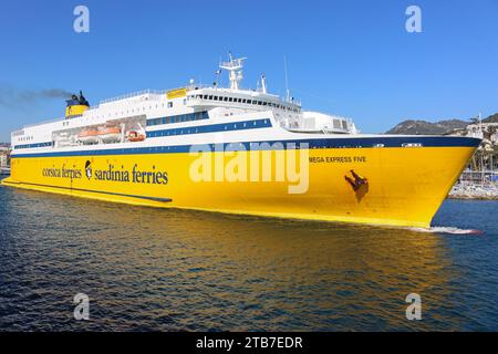 Die Fähre Mega Express Five (Corsica Sardinia Ferries) im Hafen von Nizza, Französische Riviera, Frankreich Stockfoto