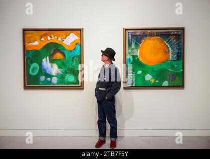 Cromwell Place, London, Großbritannien. Dezember 2023. Stanley Donwood (im Bild) (L) The Lakes, 2023 (R) Let US Raise Our Briasses to What we don't verdienten, die Ausstellung zeigt zum ersten Mal exklusiv das neue Album Artwork für das gerade angekündigte zweite Album Wall of Eyes, das am 26. Januar 2024 veröffentlicht wird – eine Fortsetzung des von der Kritik gefeierten Debütalbums A Light for Attracting Attention Awareness.4 Cromwell Place vom 6-10. Dezember 2023.Paul Quezada-Neiman/Alamy Live News Credit: Paul Quezada-Neiman/Alamy Live News Stockfoto