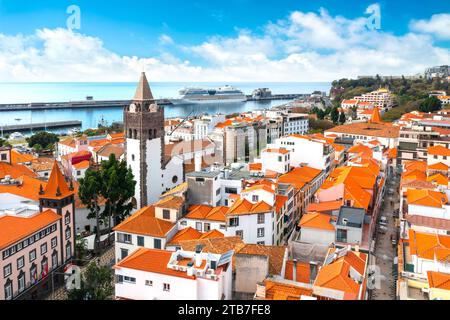 Panoramablick auf die Hauptstadt der Insel Madeira Funchal, Portugal Stockfoto