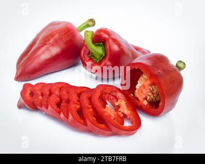 In Scheiben geschnittene ​​red Paprika (Paprika, Paprika), isoliert auf weißem Hintergrund mit Reflexion Stockfoto