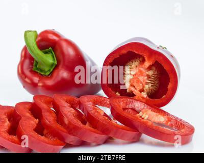 Nahaufnahme von geschnittenem ​​red-Paprika (Paprika, Paprika) isoliert auf weißem Hintergrund mit Reflexion Stockfoto