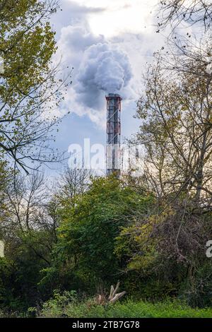 Symbolisches Bild, Abgase aus dem Schornstein einer Industrieanlage in die Umwelt. Stockfoto