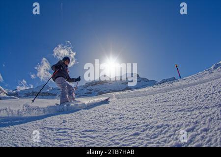 Flaine, Skigebiet in den Französischen Alpen (Zentralfrankreich): Frau, Skifahrerin auf einer Piste des Skigebietes Stockfoto