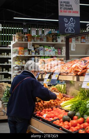 Intermarche-Supermarkt: Eine ältere Frau kauft Karotten im Obst- und Gemüsebereich. *** Lokale Beschriftung *** Stockfoto