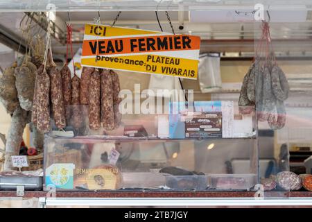 Annonay (Südostfrankreich): Atmosphäre an einem Wintermarkttag. Metzgerwagen, Würstchen und Schild Dies ist vom Vivarais-Plateau gezüchtetes Kalbfleisch Stockfoto