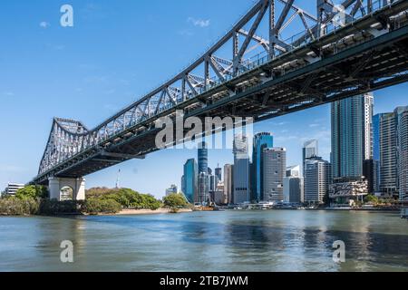 Die Skyline von Brisbane wurde vom Fluss unter der Story Bridge aufgenommen. Stockfoto