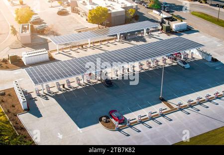 Kompressorstation, Hochspannungs-Gleichstrom (DC)-Schnellladenetz für Elektroautos, sauberes Energie-Ökosystem mit Solardach von Tesla EN Stockfoto