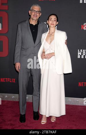 Sam Esmail mit Ehefrau Emmy Rossum bei der Premiere des Netflix Films „Leave the World Behind“ im Pariser Theater. New York, 04.12.2023 Stockfoto