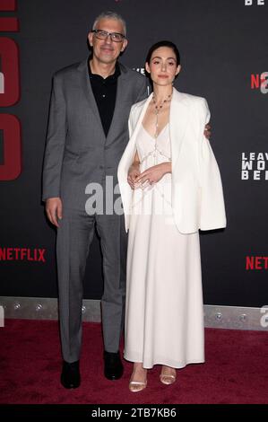 Sam Esmail mit Ehefrau Emmy Rossum bei der Premiere des Netflix Films „Leave the World Behind“ im Pariser Theater. New York, 04.12.2023 Stockfoto