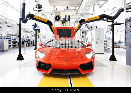 Italien, Sant’Agata Bolognese: Werk von Automobili Lamborghini, 2010.09.07: Einstellung der Produktion des mittelmotorischen Sportwagens Lamborghini Aventador LP700-4 Stockfoto