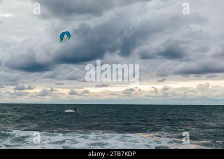 Kitesurfsportler, der im Sturm Wellen reitet Stockfoto