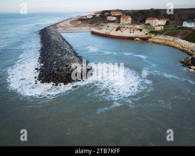 Soulac-sur-Mer (Mittelwestfrankreich), 20. Februar 2023: Küstenerosionskontrolle am Strand „plage de l’Amelie“. Riprap, felsige Gipfel, schützend Stockfoto