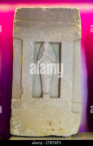 Stele mit einer frontalen weiblichen Figur mit Tamburin, 5. Jahrhundert v. Chr. - Archäologisches Museum Baglio Anselmi - Marsala, Sizilien, Italien Stockfoto