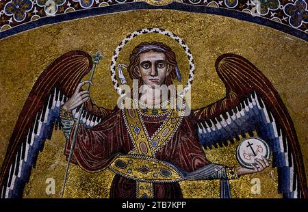 St. Michael Erzengel, St. Giacomo - San Lorenzo - Fortunato und Giovanni, im Zentrum St. Matthäus auf einem Thron (Mosaikschmuck von Giovanni da Procida) in der Primatial Metropolitan Cathedral (eröffnet im März 1084). Maria der Engel, St. Matthäus und St. Gregor VII. - Cattedrale Primaziale Metropolitana di Santa Maria degli Angeli, San Matteo e San Gregorio VI.I Salerno Fine Art Museum, Italien, Italienisch, Mosaik. Mosaike, Stockfoto