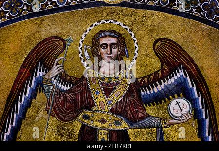 St. Michael Erzengel, St. Giacomo - San Lorenzo - Fortunato und Giovanni, im Zentrum St. Matthäus auf einem Thron (Mosaikschmuck von Giovanni da Procida) in der Primatial Metropolitan Cathedral (eröffnet im März 1084). Maria der Engel, St. Matthäus und St. Gregor VII. - Cattedrale Primaziale Metropolitana di Santa Maria degli Angeli, San Matteo e San Gregorio VI.I Salerno Fine Art Museum, Italien, Italienisch, Mosaik. Mosaike, Stockfoto