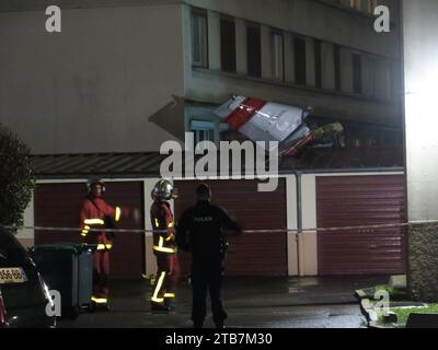 Villejuif, Frankreich. Dezember 2023. © PHOTOPQR/LE PARISIEN/Marine Legrand ; VILLEJUIF ; 04/12/2023 ; Villejuif, le 4 décembre 2023. Crash d'un avion de tourisme à Villejuif à l'arrière d'une résidence Boulevard Maxime-Gorki, sur le dessus des Parkings Souterrains. 3 segensreiche Gräber. Villejuif, Paris-Vorort, Frankreich, 4. dezember 2023. Absturz eines Passagierflugzeugs in Villejuif auf der Rückseite eines Wohnhauses auf dem Boulevard Maxime-Gorki, auf der Tiefgarage. 3 schwer verletzt. Quelle: MAXPPP/Alamy Live News Stockfoto