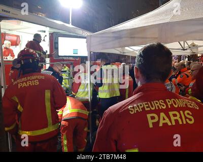 Villejuif, Frankreich. Dezember 2023. © PHOTOPQR/LE PARISIEN/Marine Legrand ; VILLEJUIF ; 04/12/2023 ; Villejuif, le 4 décembre 2023. Crash d'un avion de tourisme à Villejuif à l'arrière d'une résidence Boulevard Maxime-Gorki, sur le dessus des Parkings Souterrains. 3 segensreiche Gräber. Villejuif, Paris-Vorort, Frankreich, 4. dezember 2023. Absturz eines Passagierflugzeugs in Villejuif auf der Rückseite eines Wohnhauses auf dem Boulevard Maxime-Gorki, auf der Tiefgarage. 3 schwer verletzt. Quelle: MAXPPP/Alamy Live News Stockfoto