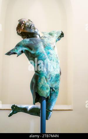 Die Bronzestatue des tanzenden Satyrs im tanzenden Satyr-Museum von Mazara del Vallo - Sizilien, Italien Stockfoto