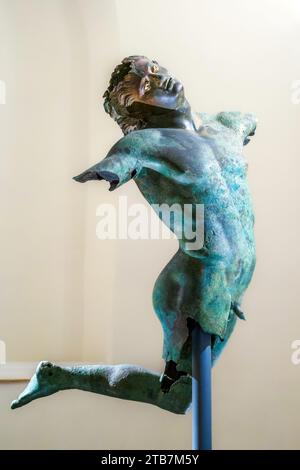 Die Bronzestatue des tanzenden Satyrs im tanzenden Satyr-Museum von Mazara del Vallo - Sizilien, Italien Stockfoto