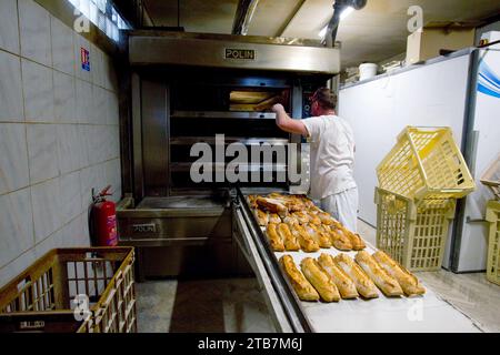 Bäckerei: Brotbackerei im Bäckerhaus. Abbildung einer Bäckerei, die mit einem Pelletbrotbackofen betrieben wird, Auswirkungen steigender Strompreise. Frisch Stockfoto