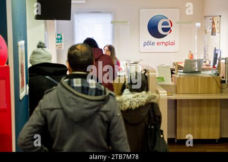 Jobcenter „Pole Emploi“ in Gap (Südostfrankreich): Berater an der Rezeption und Arbeitssuchende, Pole Emploi Logo Stockfoto