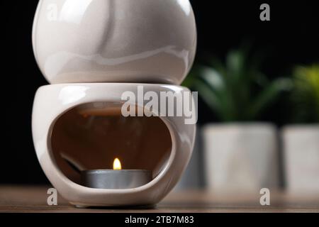 Oil Brenner Aromalampe, aromatische Lampe mit ätherischen Ölen, Aromatherapie und Relax. Stockfoto