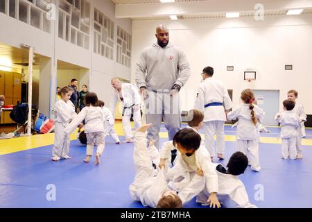 Paris, Frankreich. November 2023. © PHOTOPQR/LE PARISIEN/Jean-Baptiste Quentin ; Paris ; 28/11/2023 ; Jeux Olympiques Paris 2024 Dojo Avenue Simon Bolivar 19eme Le judoka Teddy Riner A Rendu visite à Son Premier Club de Judo, dans le 19eme. Ancien professeur et nouveaux élèves. Les Parents des élèves ont signé une autorisation de parution © LP/Jean-Baptiste Quentin Paris, Frankreich, 28. november 2023. Judo-Champion Teddy Riner im Dojo seiner Anfänge *** Lokaler Titel *** Teddy Riner Credit: MAXPPP/Alamy Live News Stockfoto