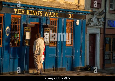 Ein Paar, das sich die Speisekarte im Kings Wark Pub in Leith ansieht Stockfoto