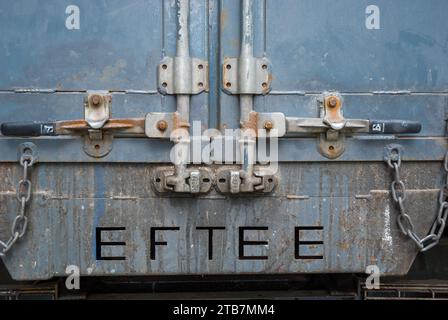 Detailaufnahme der Hintertüren eines blau-grauen Containers Stockfoto