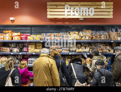 Ales (Südfrankreich), 2023.03.01: Eröffnung des ersten Discounter „Toujust“. Bäckerei und Konditorei: Kunden vor Brioches und anderen Stockfoto