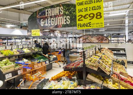 Ales (Südfrankreich), 2023.03.01: Eröffnung des ersten Discounter „Toujust“. Obst- und Gemüseabteilung. Tüten mit goldenen und Gala-Äpfeln auf s Stockfoto