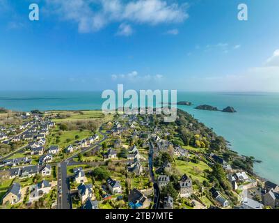 Cancale (Bretagne, Nordwestfrankreich): Luftaufnahme der Landzunge Pointe des Rimain im Spätwinter. Häuser, Inselchen und das Meer Stockfoto