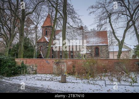 Winter, Schnee, Dorfkirche Britz, Backbergstraße, Neukölln, Berlin, Deutschland Stockfoto