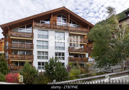 Ein modernes Chalet mit Holzbalkonen in den Bergen. Stockfoto