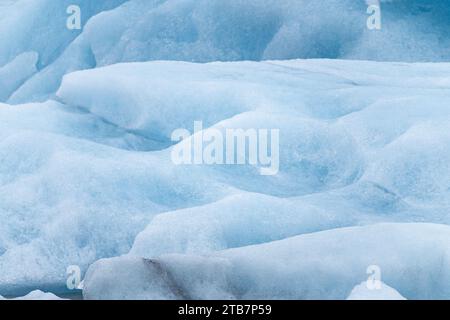 Im majestätischen Vatnajokull-Nationalpark von Island stehen markante blaue Eisformationen inmitten des kalten Wassers und zeigen die raue Schönheit der Natur. Stockfoto