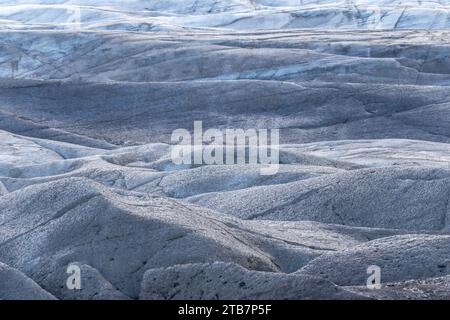 Im majestätischen Vatnajokull-Nationalpark von Island stehen markante blaue Eisformationen inmitten des kalten Wassers und zeigen die raue Schönheit der Natur. Stockfoto