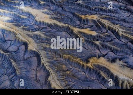 Dieses Bild zeigt die komplizierten Details eines gewundenen, zerklüfteten Berggebietes aus der Luft. Stockfoto