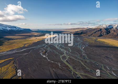 Fesselnde Luftaufnahme, die das komplizierte Netz geflochtener Flüsse zeigt, die durch die vulkanische Landschaft von Thorsmork im isländischen Hochl fließen Stockfoto