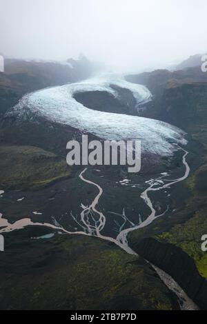 Aus der Vogelperspektive fängt die atemberaubende Landschaft der Gletscherflüsse ein, die sich durch das Tal unterhalb des Vatnajokull-Gletschers in Island schlängeln, mit einer Stimmung von Mys Stockfoto