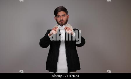 Ein junger Mann, der Zigaretten bricht und das Konzept des Rauchens betont | Rauchen aufhören Stockfoto